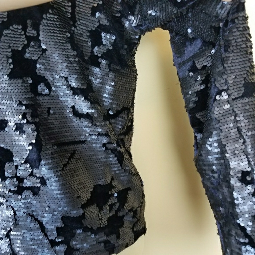 (Revolve) J.O.A. Sequin Velvet Top in Navy - Picture 4 of 7